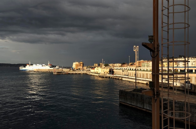 Italien Kalabrien Blick auf die Stadt Villa StGiovanni von einer Fähre