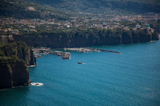 Italien, Kampanien, Neapel, Golf von Neapel, Sorrento, Blick auf die Steilküste Meta di Sorrento