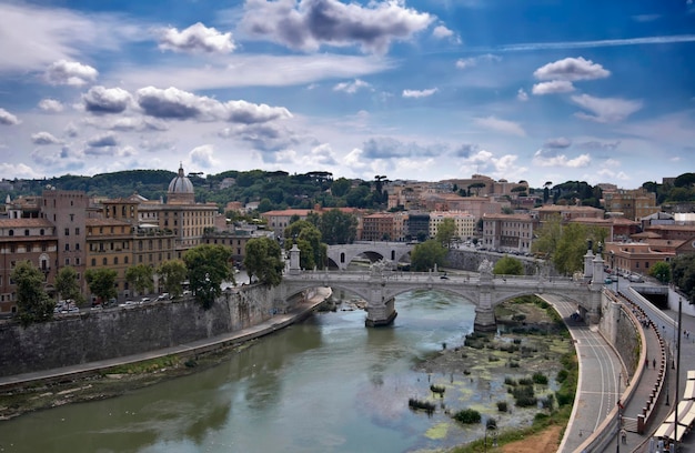 Italien Latium Rom den Fluss Tevere und Vittorio Emanuele II Brücke von Castel S Angelo aus gesehen