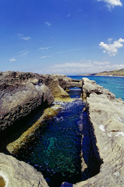 Italien, Mittelmeer, Kalabrien, Briatico; Blick auf den St. Irene-Felsen, in den die Römer Gefäße für die Muränen-Aquakultur schnitzten (FILM SCAN)