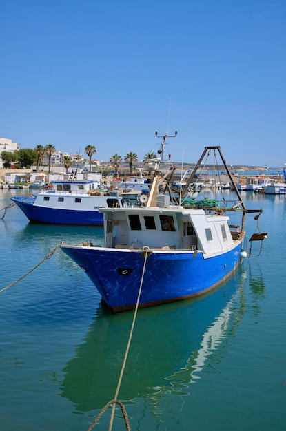 Italien, Mittelmeer, Sizilien, Scoglitti (Provinz Ragusa), hölzerne Fischerboote im Hafen