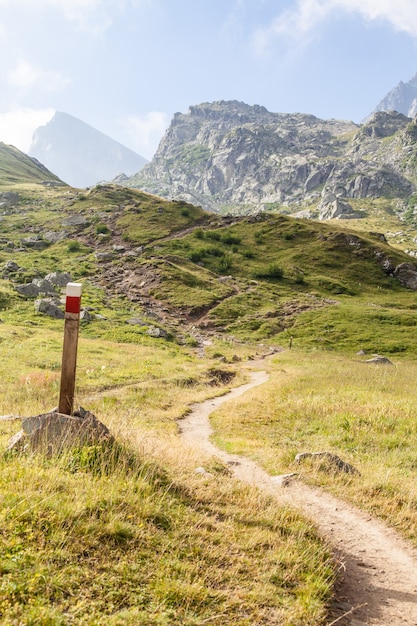 Italien, Monviso-Berg. Ein Wegzeichen nahe der Spitze eines der landschaftlich schönsten Berge der Alpen.