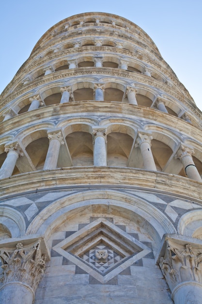 Italien - Pisa. Der berühmte schiefe Turm auf einem perfekten blauen Hintergrund