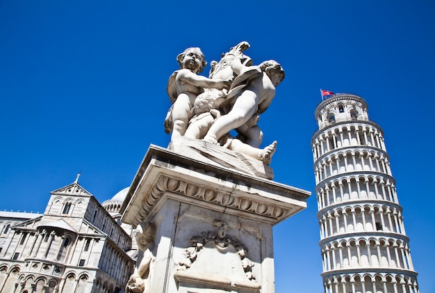 Italien - Pisa. Der berühmte schiefe Turm auf einem perfekten blauen Hintergrund