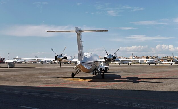 Italien, Rom, Internationaler Flughafen Ciampino; 26. Juli 2010, Geschäftsflugzeuge auf dem Laufsteg – EDITORIAL