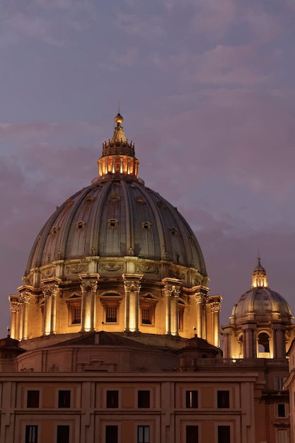 Italien, Rom, Kuppel des Petersdoms bei Sonnenuntergang