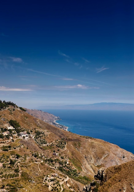 Italien Sizilien Castelmola Blick auf die sizilianische östliche Felsenküste und das Ionische Meer