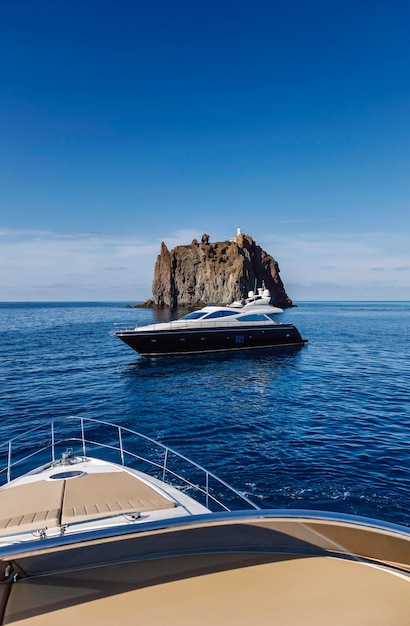 Italien Sizilien Insel Stromboli Strombolicchio Rock Abacus 70 Luxusyacht