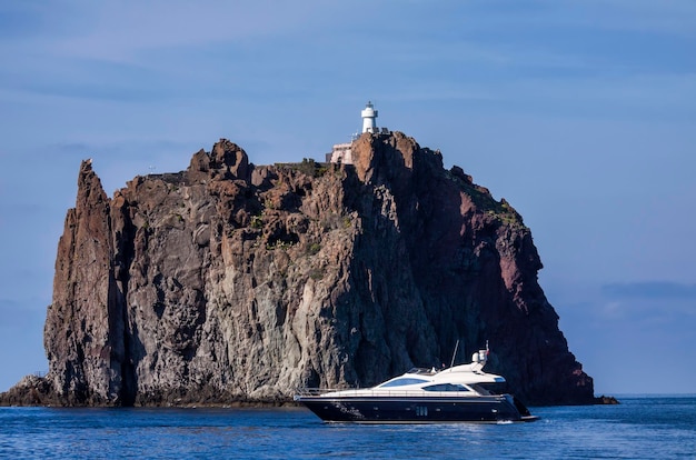 Italien Sizilien Insel Stromboli Strombolicchio Rock Abacus 70 Luxusyacht