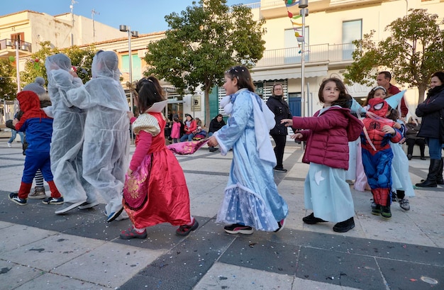 Italien, Sizilien, Marina di Ragusa (Provinz Ragusa); 2. März 2019, Kinder spielen zum Karneval auf einem zentralen Platz der Stadt – EDITORIAL