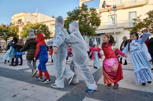 Italien, Sizilien, Marina di Ragusa (Provinz Ragusa); 2. März 2019, Kinder spielen zum Karneval auf einem zentralen Platz der Stadt – EDITORIAL