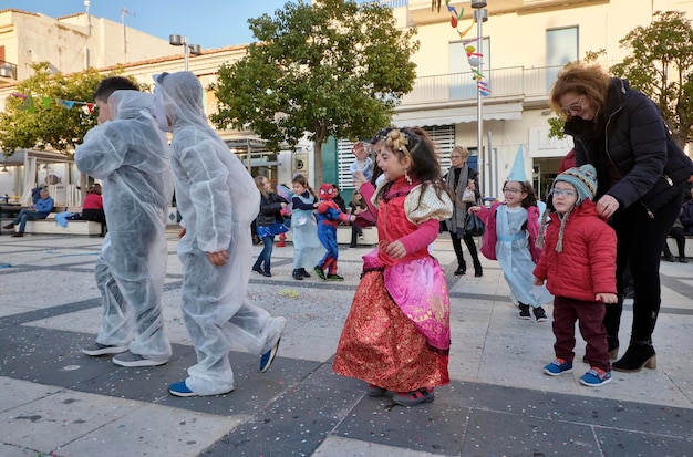 Italien, Sizilien, Marina di Ragusa (Provinz Ragusa); 2. März 2019, Kinder spielen zum Karneval auf einem zentralen Platz der Stadt – EDITORIAL