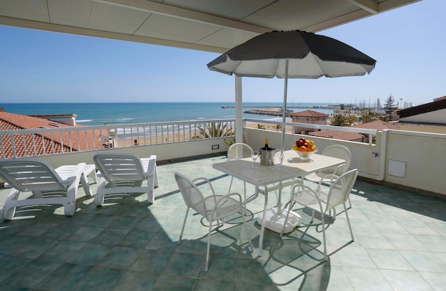 Italien, Sizilien, Marina di Ragusa (Provinz Ragusa); elegante Privatwohnung, Blick auf die Terrasse mit Esstisch und das Meer