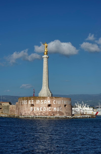 Italien, Sizilien, Messina, Blick auf die Madonnenstatue an der Hafeneinfahrt