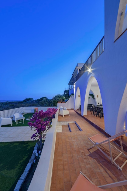 Italien, Sizilien, Mittelmeer, Kaukana-Strand (Provinz Ragusa); 5. Juni 2018, elegantes Privathaus am Strand, Blick auf die Terrasse bei Sonnenuntergang - REDITORIAL
