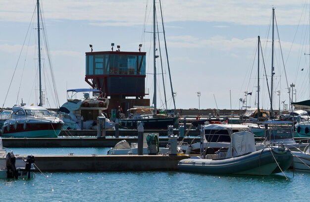 Italien, Sizilien, Mittelmeer, Marina di Ragusa, Blick auf Luxusyachten im Yachthafen