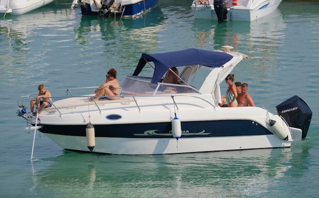 Italien Sizilien Mittelmeer Marina di Ragusa Provinz Ragusa 13. August 2023 Menschen auf einer Luxusyacht im Hafen EDITORIAL