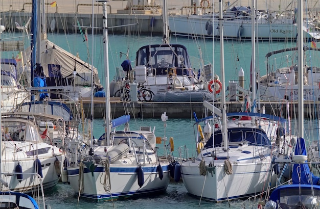 Italien, Sizilien, Mittelmeer, Marina di Ragusa (Provinz Ragusa); 31. Januar 2021, Luxusyachten im Hafen – EDITORIAL