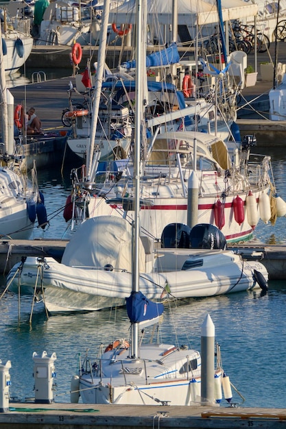 Italien, Sizilien, Mittelmeer, Marina di Ragusa (Provinz Ragusa); 4. November 2020, Motorboote und Luxusyachten im Hafen – EDITORIAL