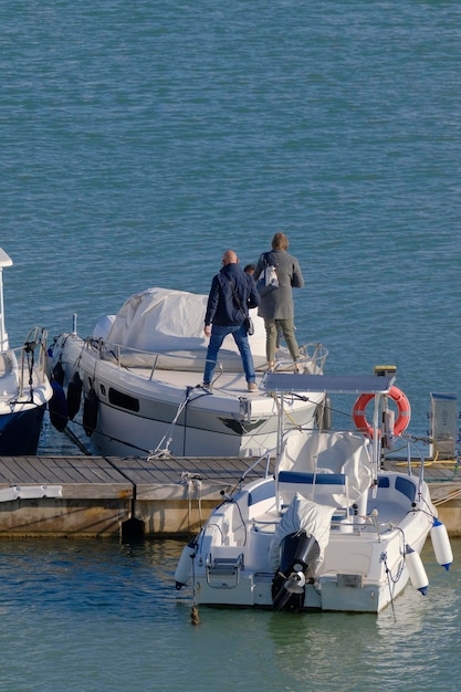 Italien Sizilien Mittelmeer Marina di Ragusa Provinz Ragusa Menschen auf einer Luxusyacht im Hafen