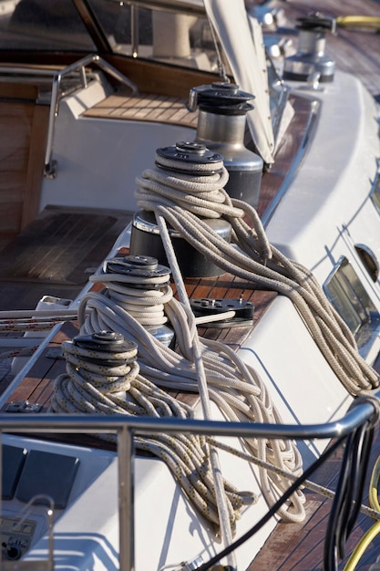 Italien, Sizilien, Mittelmeer, Marina di Ragusa (Provinz Ragusa); Winde und nautische Seile auf einem Segelboot im Hafen
