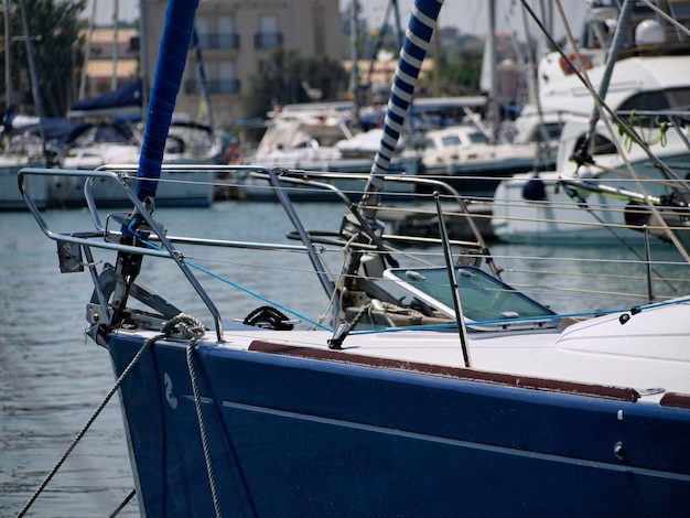 Italien, Sizilien, Mittelmeer, Marzamemi (Provinz Siracusa), Segelboote in einer Marina