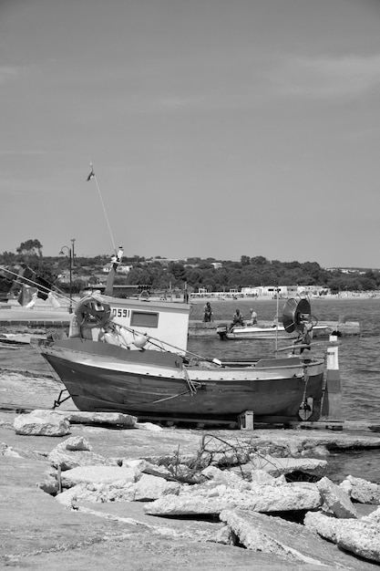 Italien, Sizilien, Mittelmeer, Sampieri (Provinz Ragusa); hölzernes Fischerboot an Land