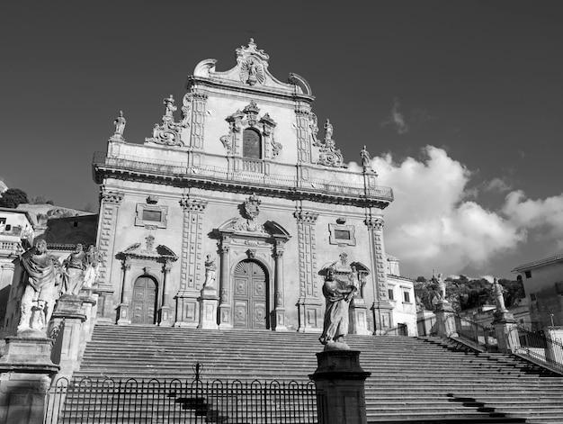 Italien Sizilien Modica Ragusa Provinz St. Peter Kathedrale barocke Fassade und religiöse Statuen aus dem 18. Jahrhundert aC