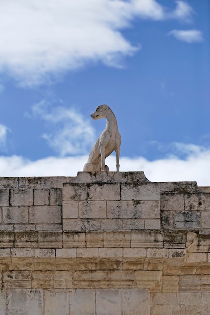 Italien Sizilien Noto Provinz Siracusa barocke Tierstatue auf dem Steinbogen Porta Reale