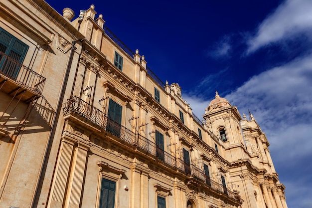 Italien, Sizilien, Noto (Provinz Siracusa), Blick auf ein barockes Gebäude und die Fassade der Kathedrale S. Nicolò (1703)