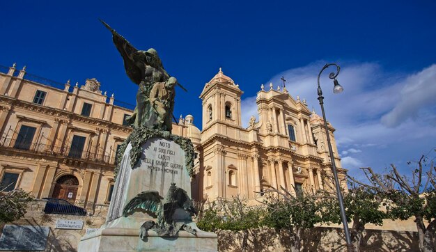 Italien, Sizilien, Noto (Provinz Siracusa), Blick auf eine Bronzestatue und die barocke Fassade der Kathedrale S. Nicolò (1703)