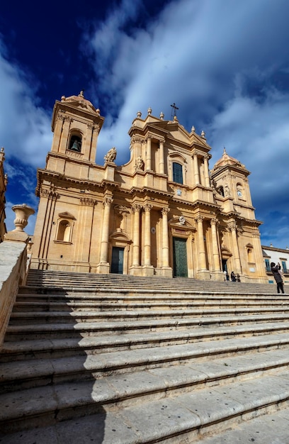 Italien Sizilien Noto Syrakus Provinz Blick auf die barocke Fassade der Kathedrale S Nicolo 1703
