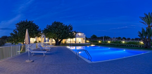 Italien Sizilien Provinz Ragusa Landhaus Garten und Swimmingpool bei Sonnenuntergang