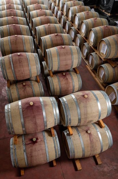 Italien Sizilien Provinz Ragusa Weinfässer aus Holz in einem Weinkeller