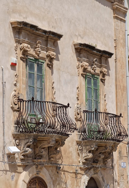 Italien, Sizilien, Scicli (Provinz Ragusa), die barocke Fassade und Balkone eines alten Gebäudes