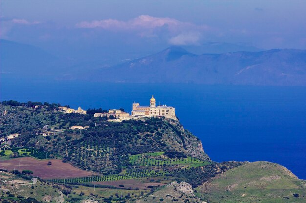 Italien, Sizilien, Tindari, Blick auf die sizilianische Küste, die St. Mary Sanctuary und die Äolischen Inseln im Hintergrund