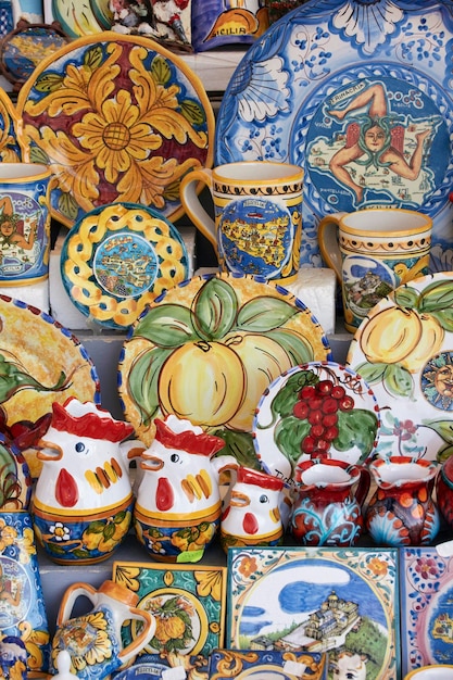 Italien, Sizilien, Tindari, sizilianische Keramikgeräte und dekorative Teller zum Verkauf in einem Touristengeschäft in der Nähe der Wallfahrtskirche St. Maria