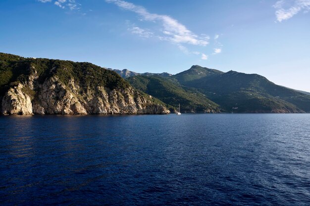 Italien Toskana Insel Elba Blick auf die felsige Küste