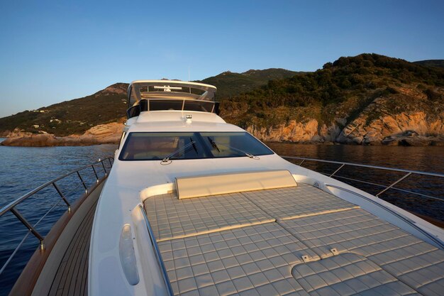 Italien Toskana Insel Elba Blick auf die Küste von einer Luxusyacht bei Sonnenuntergang