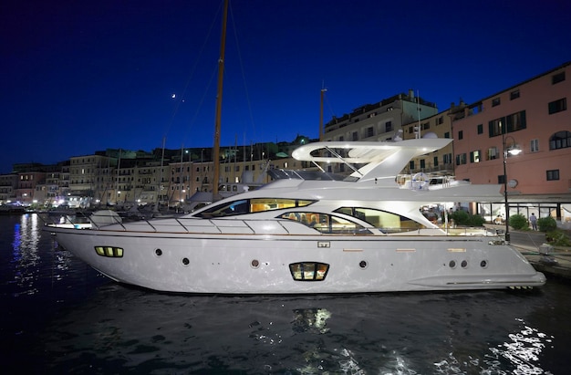 Italien Toskana Insel Elba Blick auf Porto Azzurro und Luxusyachten in der Marina bei Nacht