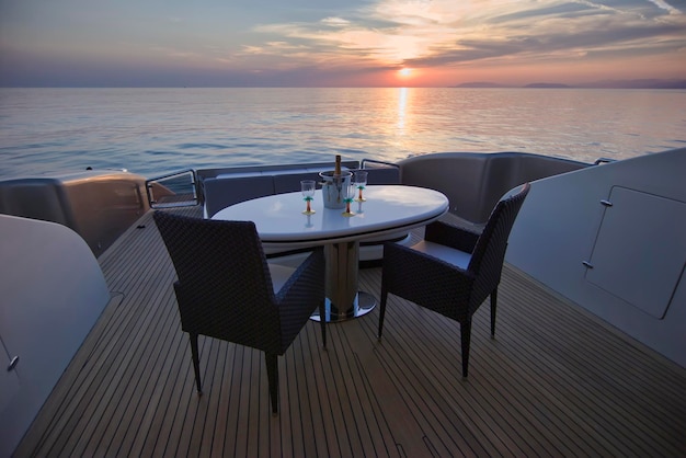 Italien, Toskana, Viareggio, Tecnomar Velvet 83 Luxusyacht, Poop-Deck bei Sonnenuntergang