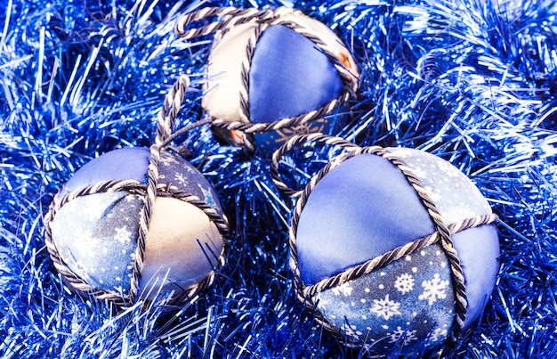 Italien. Traditionelle handgemachte Weihnachtskugeln aus weißem und blauem Stoff