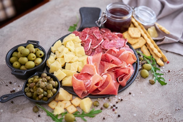 Italienische Antipasti-Fleischplatte Prosciutto Schinken Bresaola Salami und Parmesan