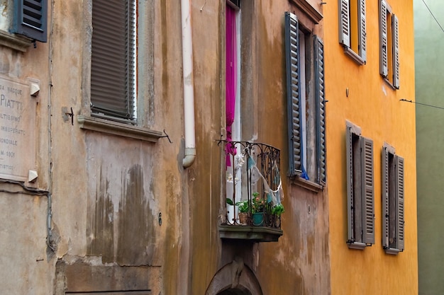 Italienische Architektur, traditionelles italienisches Haus, Außenansicht in La Spezia, Ligurien, Italien