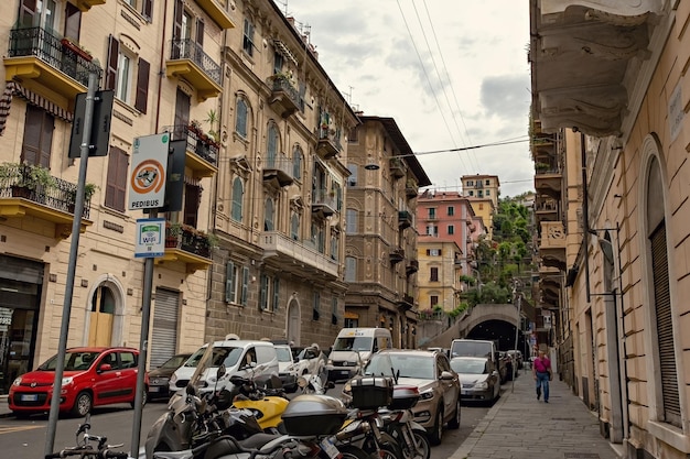 Italienische Architektur, traditionelles italienisches Haus, Außenansicht in La Spezia, Ligurien, Italien