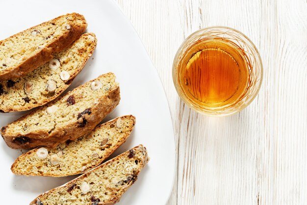 Italienische Biscotti-Kekse im weißen Teller Frisch gebackene Kekse