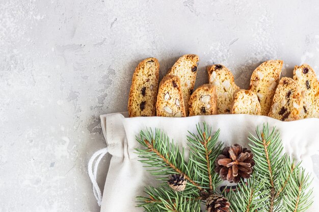 Italienische Biscotti mit Haselnüssen in einer Tasche