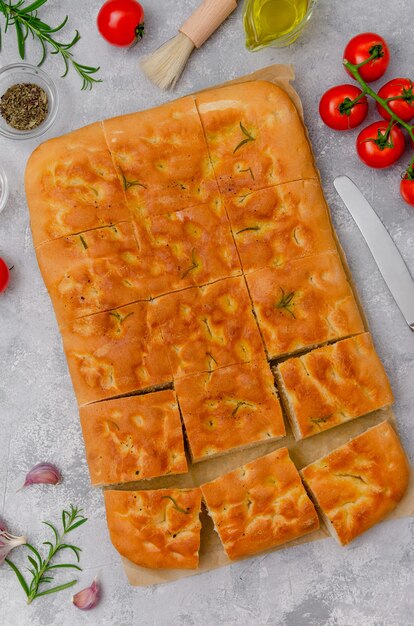 Italienische Brotfocaccia mit Knoblauch und Kräutern