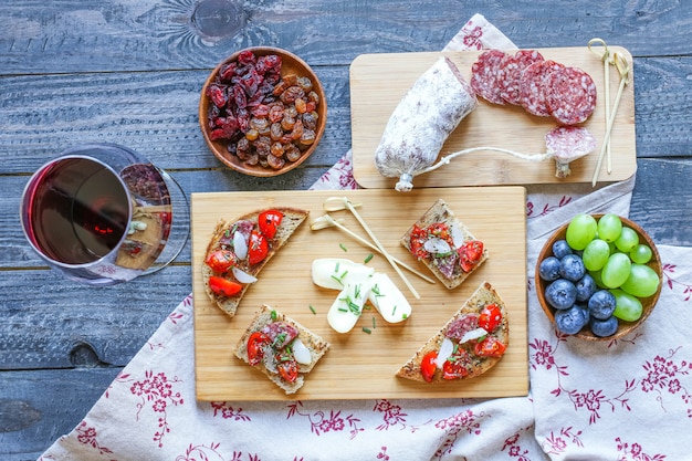 Italienische Bruschetta mit gerösteten Brotscheiben und Kirschtomaten