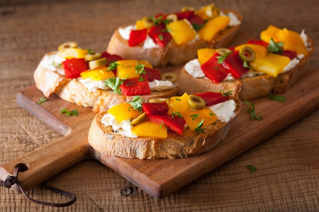 Italienische Bruschetta mit gerösteten Paprika-Ziegenkäse-Oliven